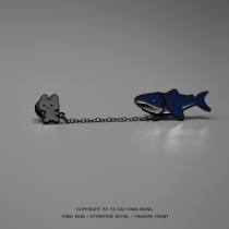 The clockwork bore the little rabbit brooch that was wearing a shark.