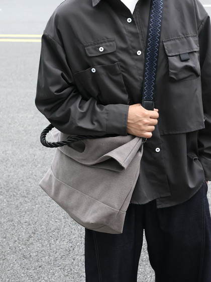 Zuo Qianhu retro style science and engineering men's soil gray crossbody bag large capacity commuting bag casual bag gym bag computer bag
Zuo Qianhu retro style science and engineering men's soil gray crossbody bag large capacity commuting bag casual bag gym bag computer bag