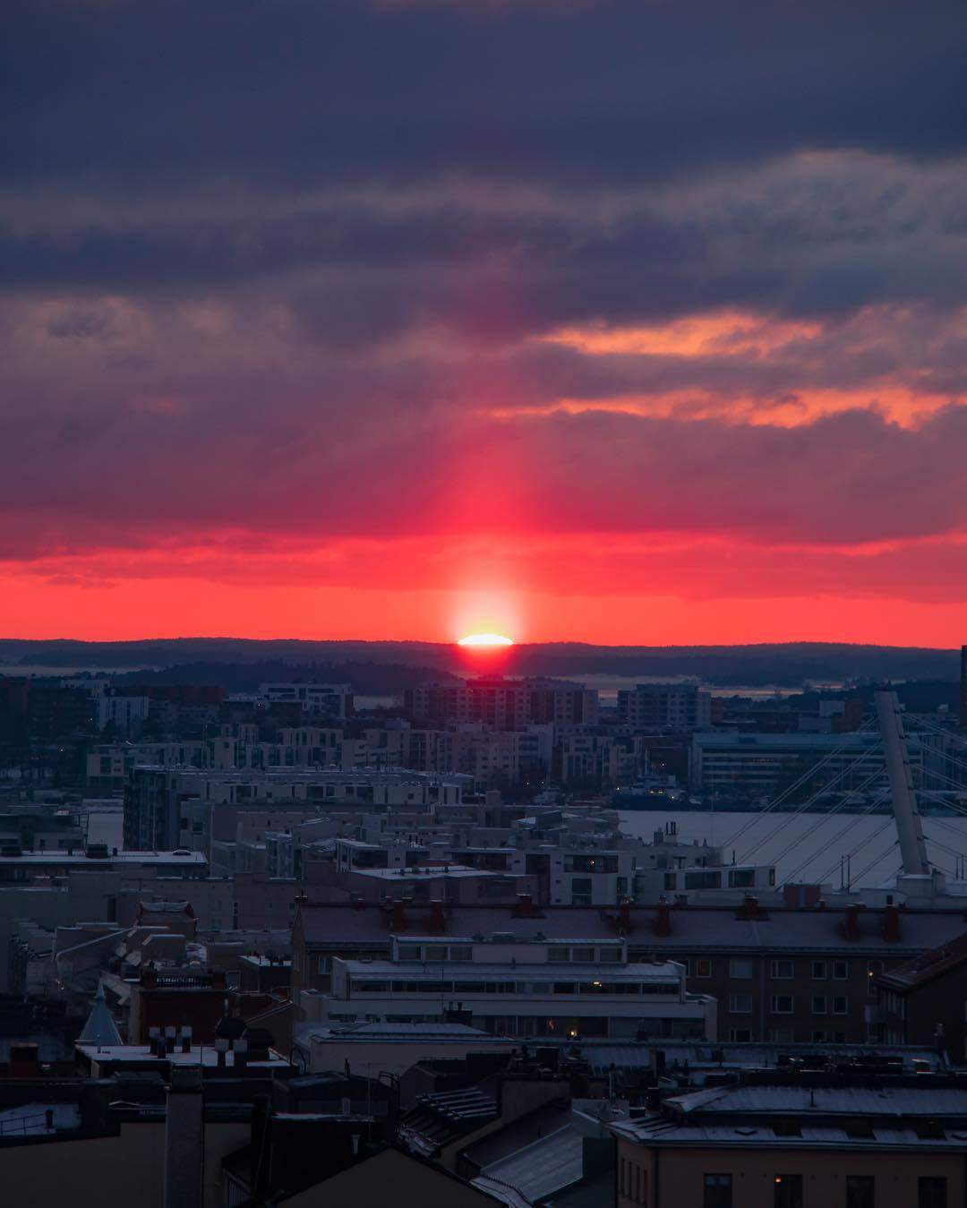 2 去购买 红黑格子衬衫,既想要穿出针织衫搭配衬衫的美感,又不想显得