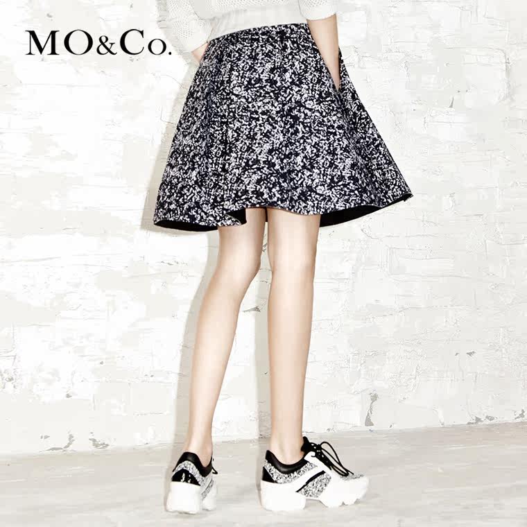 MO&Co.短款荷叶边黑色斑驳纹理A型半身裙MA153SKT40 moco