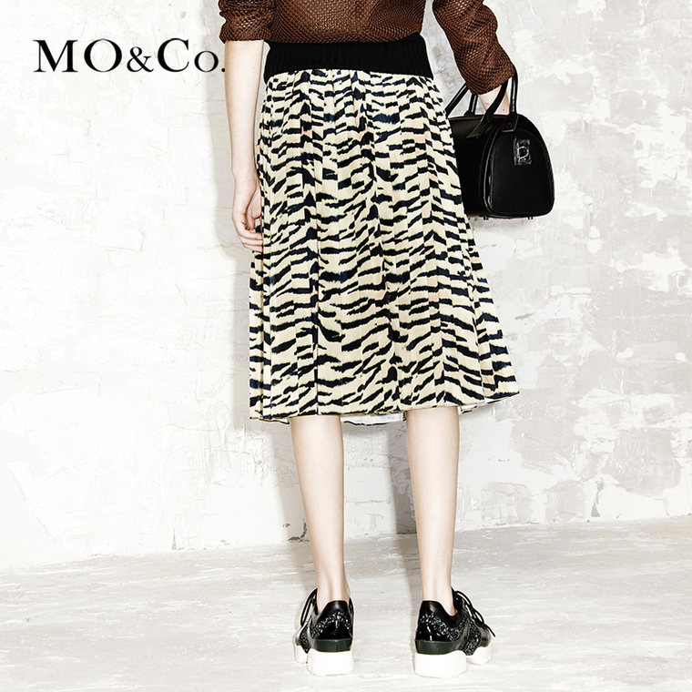 MO&Co.A字半身裙中长2015秋装兽纹数码印花百褶裙MA153SKT21moco