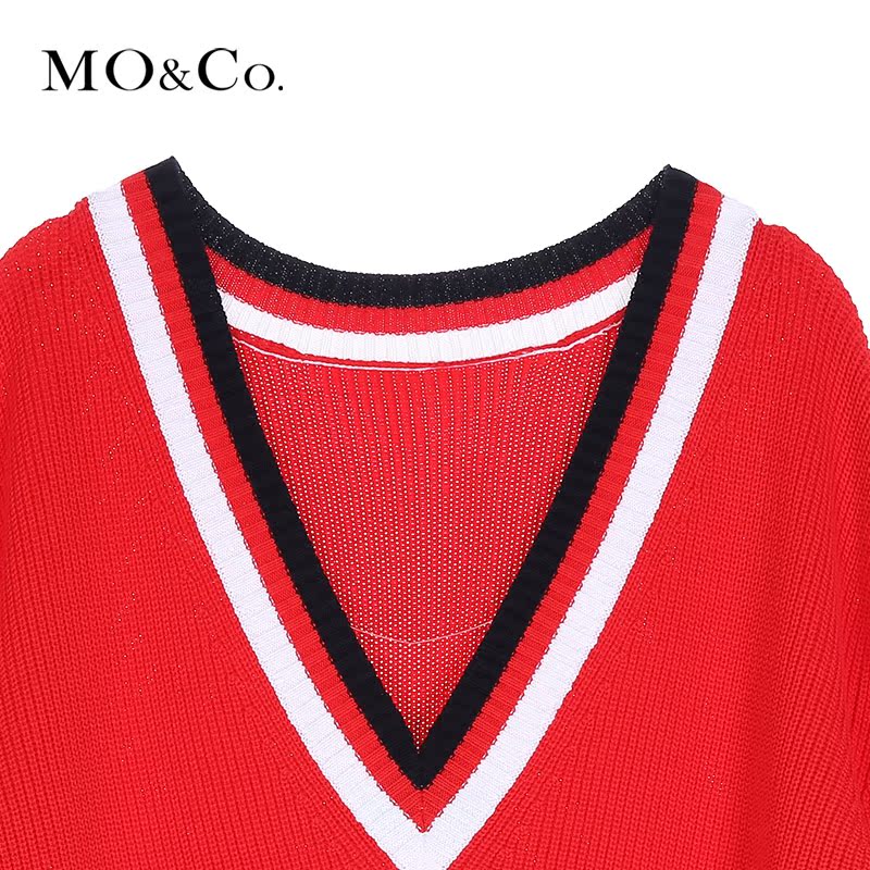 MO&Co.深V撞色领边休闲落肩袖学院风针织毛衫MA161JEY64 moco产品展示图1