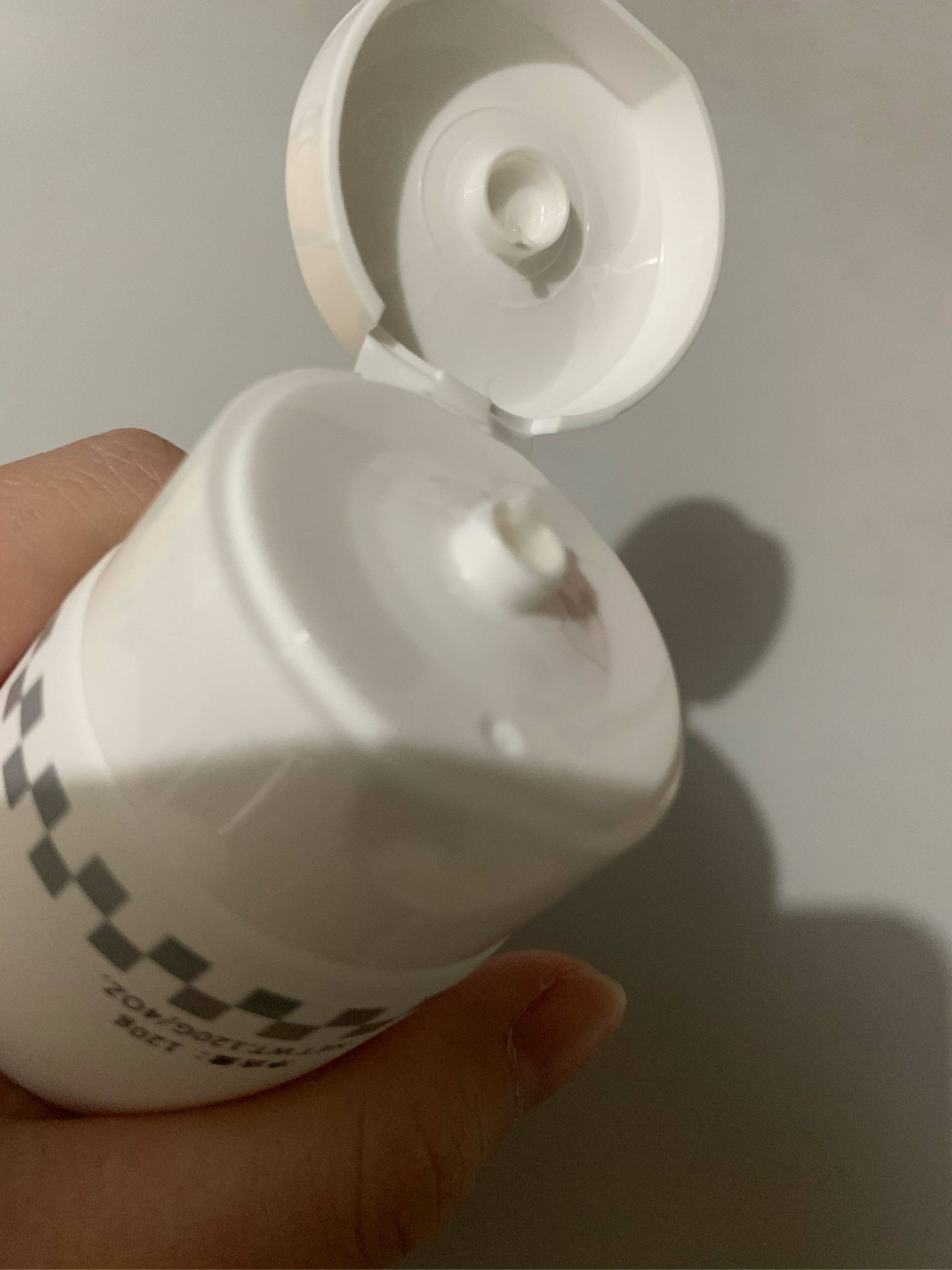 nini预防毛孔撑大洁面乳好用吗什么牌子哪个国家的，亲自使用体验（以名人之名同款）_搜券