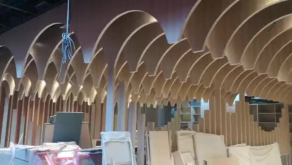 工厂定制弧形铝方通室内吊顶热转印木纹波浪造型金属铝天花加工