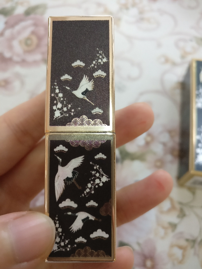 两色口红,一面车厘子色,另一面偏橙红色,用在嘴上色彩很惊艳_in榜 两色口红,一面车厘子色,另一面偏橙红色,用在嘴上色彩很惊艳