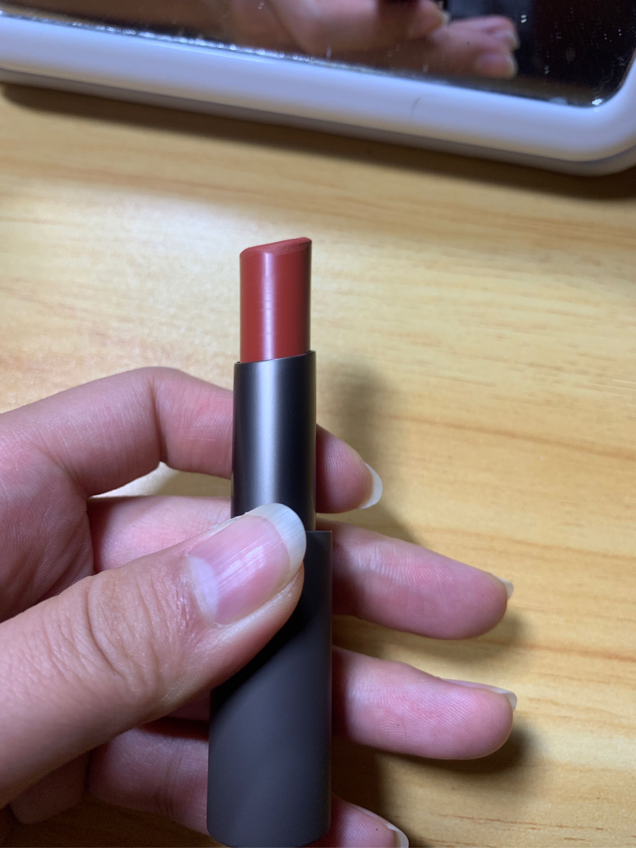 本人黑黄皮试色初修轻烟精油唇膏 清风挽心色号_in榜 本人黑黄皮试色初修轻烟精油唇膏 清风挽心色号