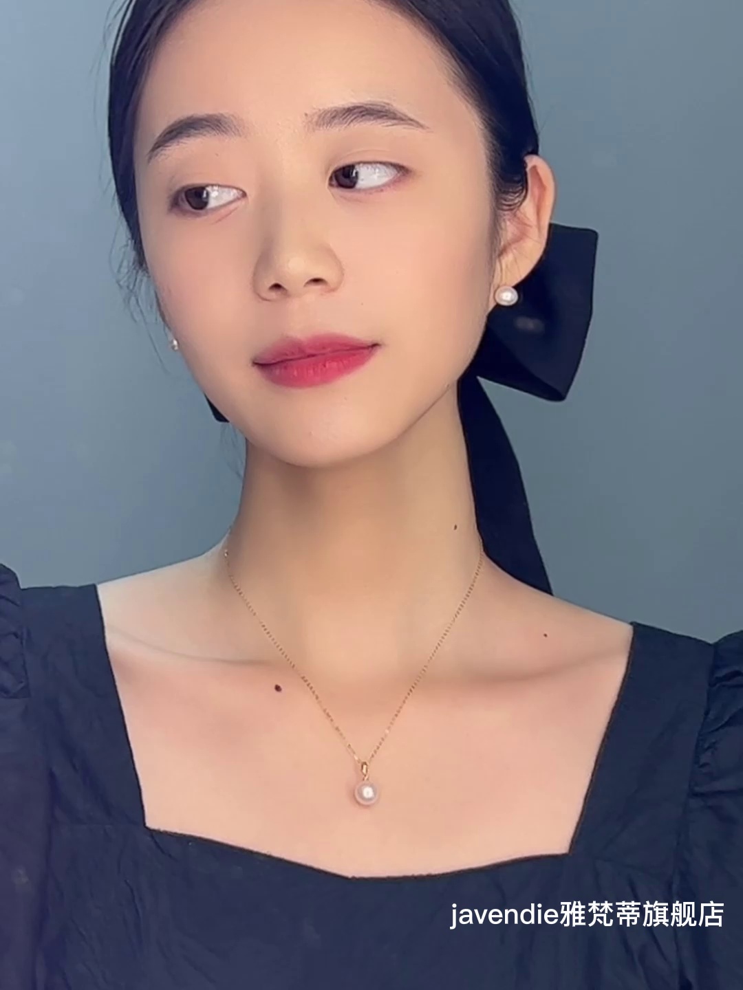 林小姐戴一条珍珠链惊艳公司年会