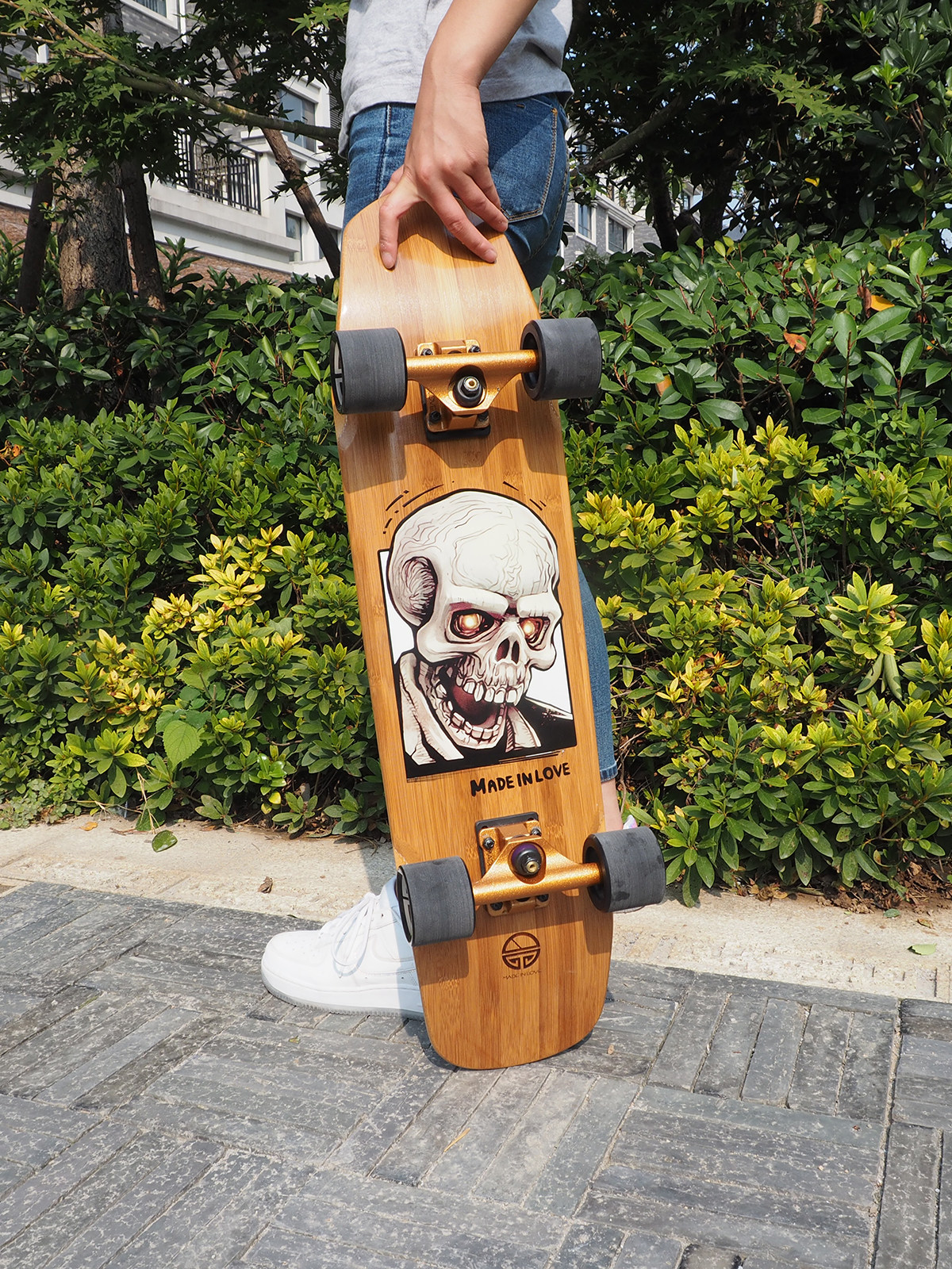 食死骷髅(图案设计:香港klarke)是少见的双翘头巡航板,拥有花式街板的