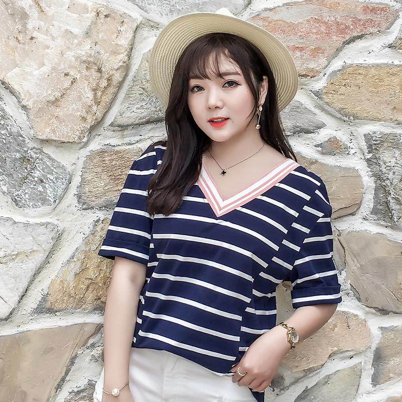 胖妹女模夏天教你这样穿,大码t恤衫洋气又显瘦