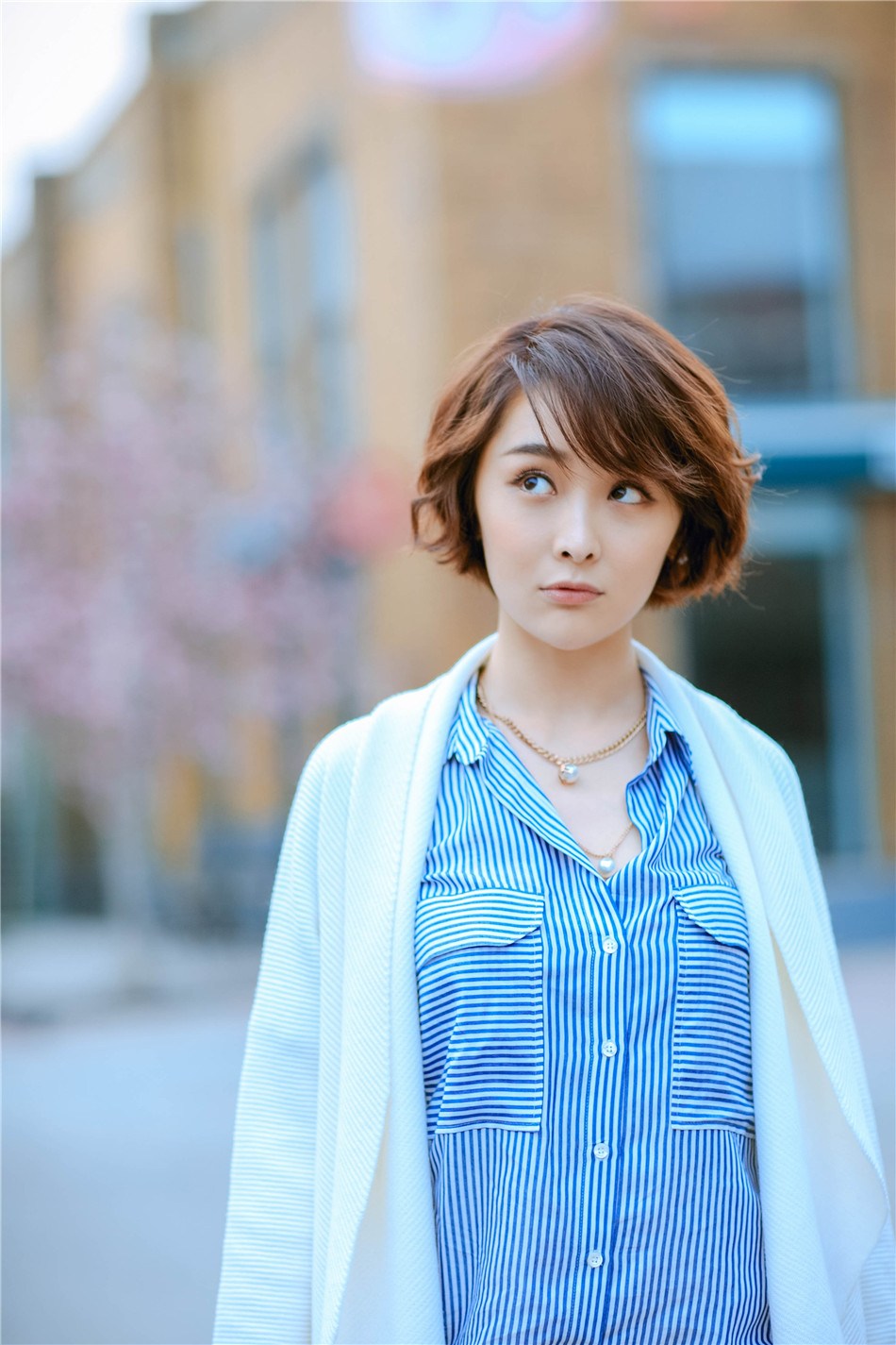 秋天针织开衫怎麼搭?热裤t恤小白鞋