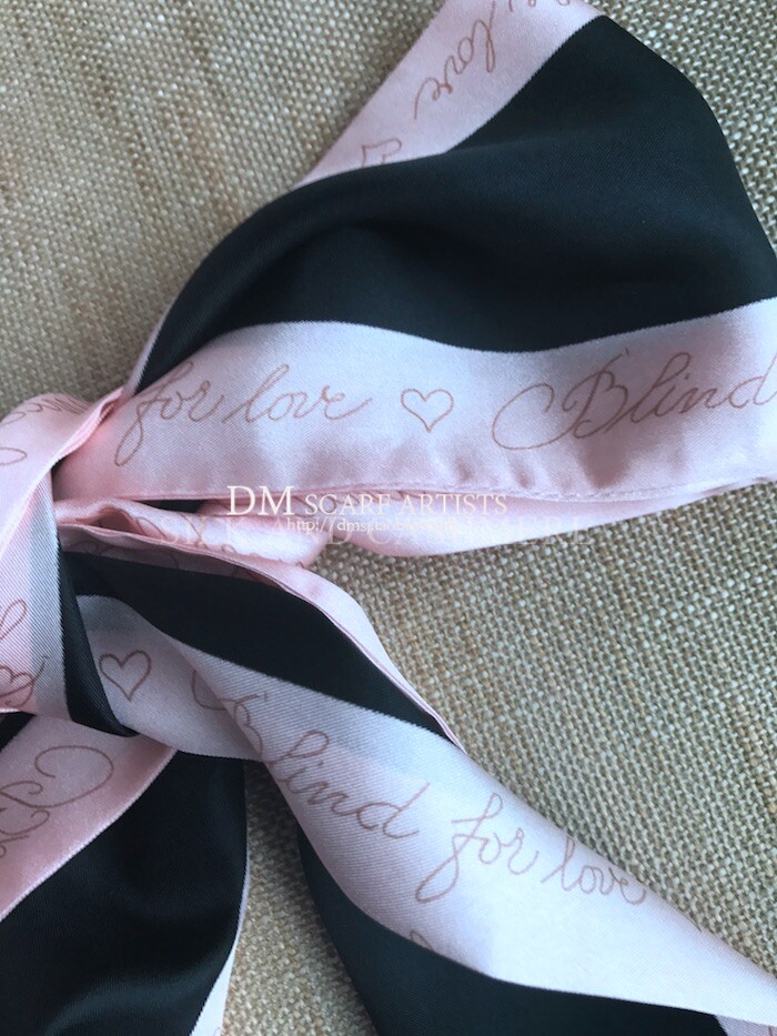 耐洗耐用又很有质感   边缘一圈"blind for love"和心形印花   整体