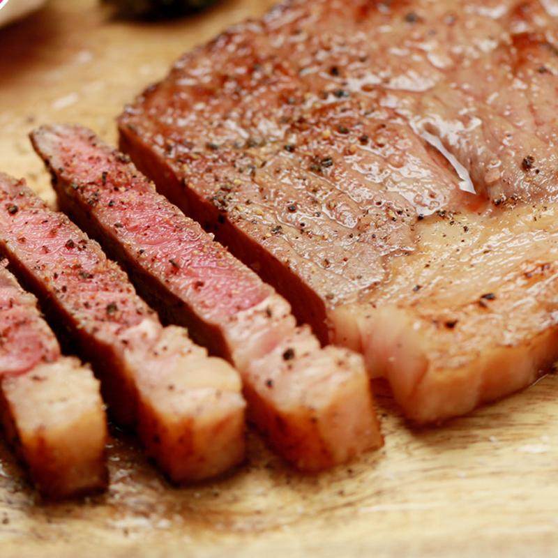 你可以经过自己的双手亲自打造不同口感的牛排大餐,浪漫唯美