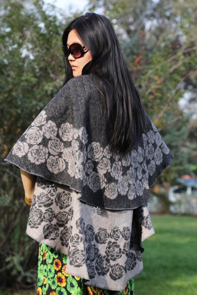 新疆品牌100%纯羊毛披肩纯绵羊绒披肩围巾保暖多功能带袖子披肩