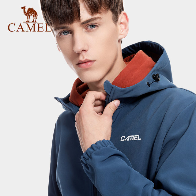 ເສື້ອຍືດ Camel soft shell ສໍາລັບຜູ້ຊາຍ 2024 ພາກຮຽນ spring ແລະດູໃບໄມ້ລົ່ນກິລາກາງແຈ້ງໃຫມ່ບວກກັບ velvet warm jacket windproof hooded jacket ສໍາລັບແມ່ຍິງ