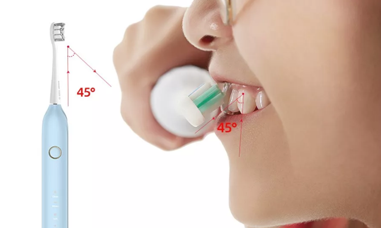 首先,巴氏刷牙法的标准就是牙刷以45度角与牙齿接触,这样有利于刷毛