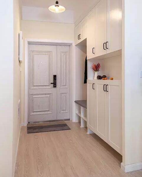 正确做法:玄关不建议布置,装饰太繁杂,简约,实用就好.