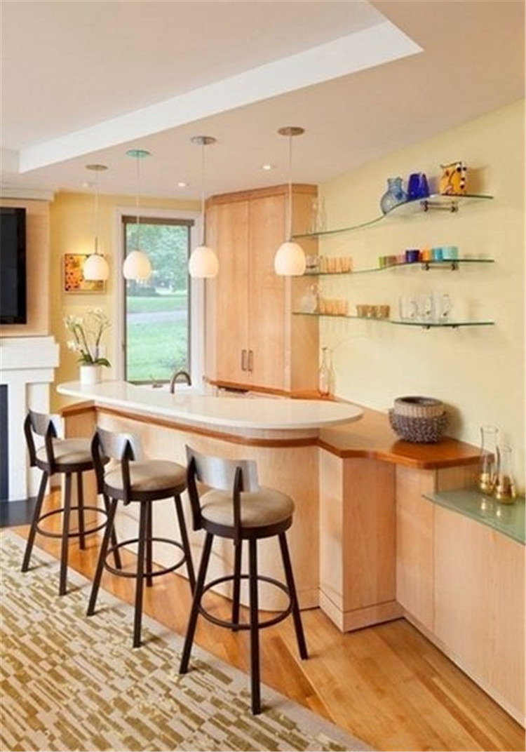 在空间的转角区域装一个吧台,原木材质带来自然清新之感,还能够透过小