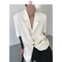 COLN is more glamorous on a monotonous summer day than a pure color blouse isnt it an outline short sleeve suit?