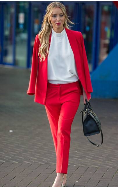 如果觉得全身红色太突兀,那就搭配一件白色上衣!