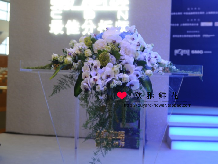 高档讲台花主席台花会议桌花签到桌花年会会场花艺上海鲜花店速递