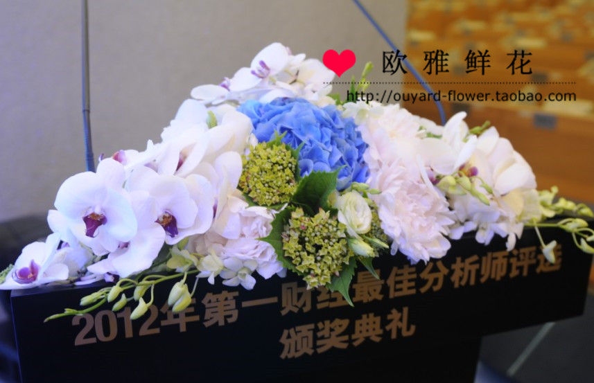 高档讲台花主席台花会议桌花签到桌花年会会场花艺上海鲜花店速递