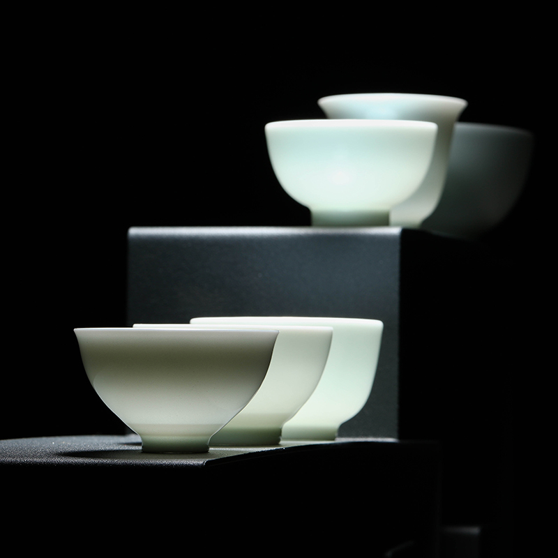 Kung fu tea cups jingdezhen ceramic masters cup single cup pure manual silhouettes green tea set individual sample tea cup a cup