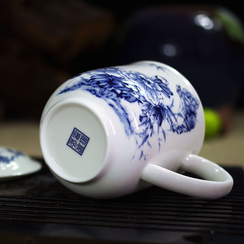 Jade butterfly jingdezhen ceramic cups with cover ipads porcelain cup office meeting individual cup of blue and white porcelain printing logo customization