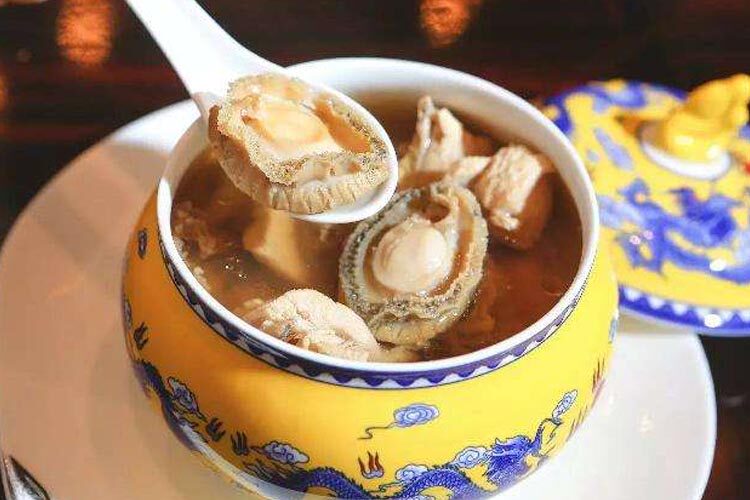 参杞鲍鱼汤可谓是大补之物,非常适合冬季进食.