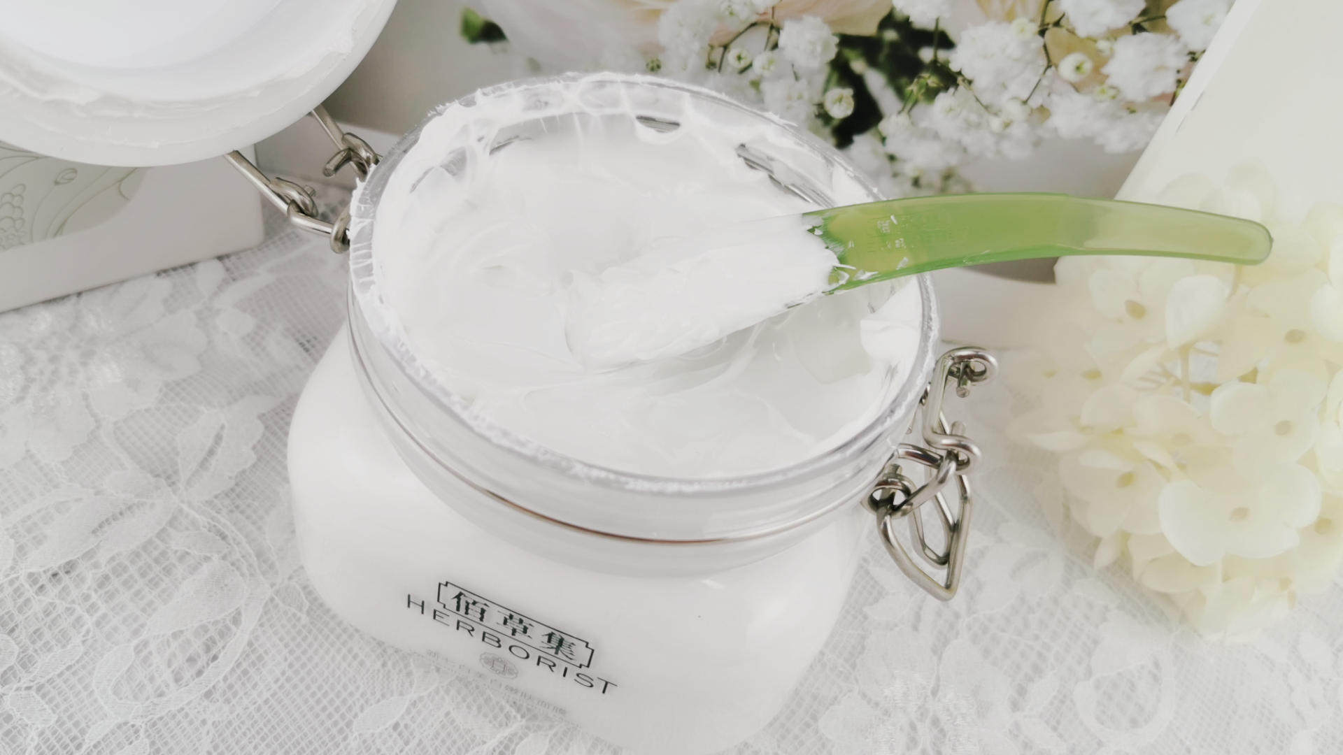 评测总结:佰草集新七白大白泥面膜采用植物配方,蕴含白芍,白芨,白蒺藜