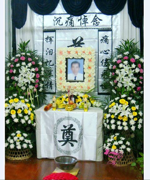 武汉白事鲜花灵堂布置家庭丧事插花菊花白事殡葬悼念小形灵堂花圈
