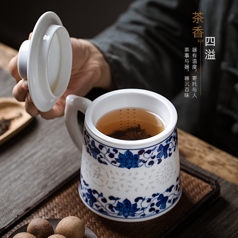 Jingdezhen blue and white and exquisite hand - made ceramic keller cup filter cup tea separate office cup tea cup with cover