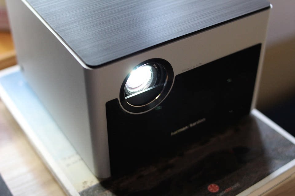 在进行无框大屏影像投映的同时还有harman/kardon音响效果的输出,这在