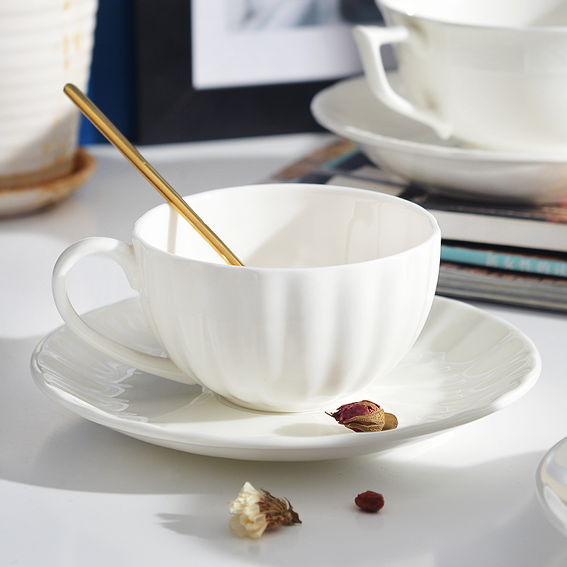 Small European - style key-2 luxury coffee cups and saucers pure white ipads porcelain coffee cup with a Small fine tableware hand casually cup of tea in the afternoon