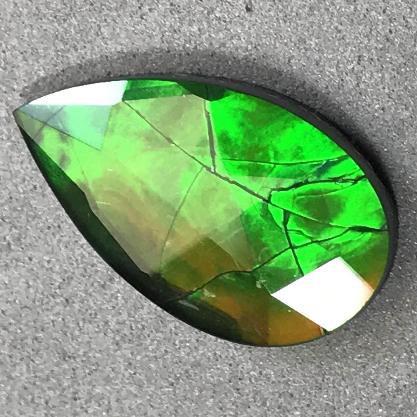 两颗翠绿色的斑彩石在我眼前亮了.尺寸做吊坠合适,价格也很划算.