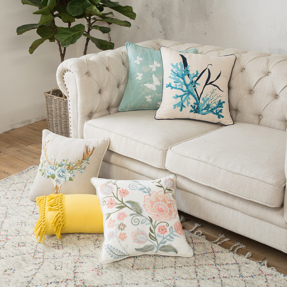 美式田园碎花抱枕,有着浓浓的复古气息,摆放在家中,给家居带来安逸