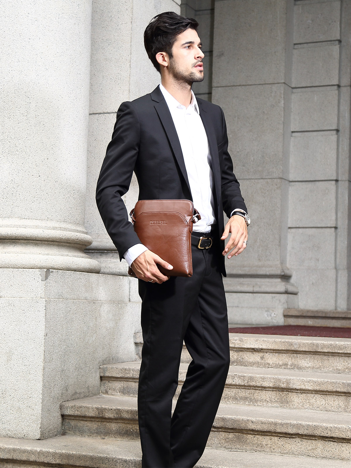 上班搭配选择一身深沉气质的纯黑西装,搭配着一个复古风格的单肩包,让