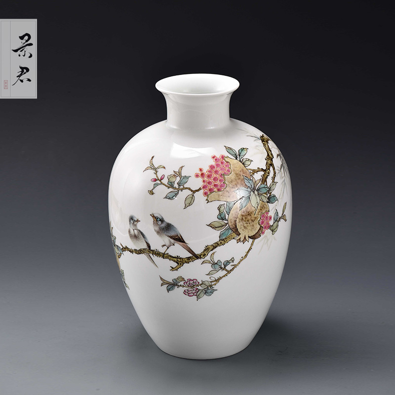 Jingdezhen ceramics by hand China wind restoring ancient ways is the sitting room flower vase furnishing articles of Chinese style decoration decoration process