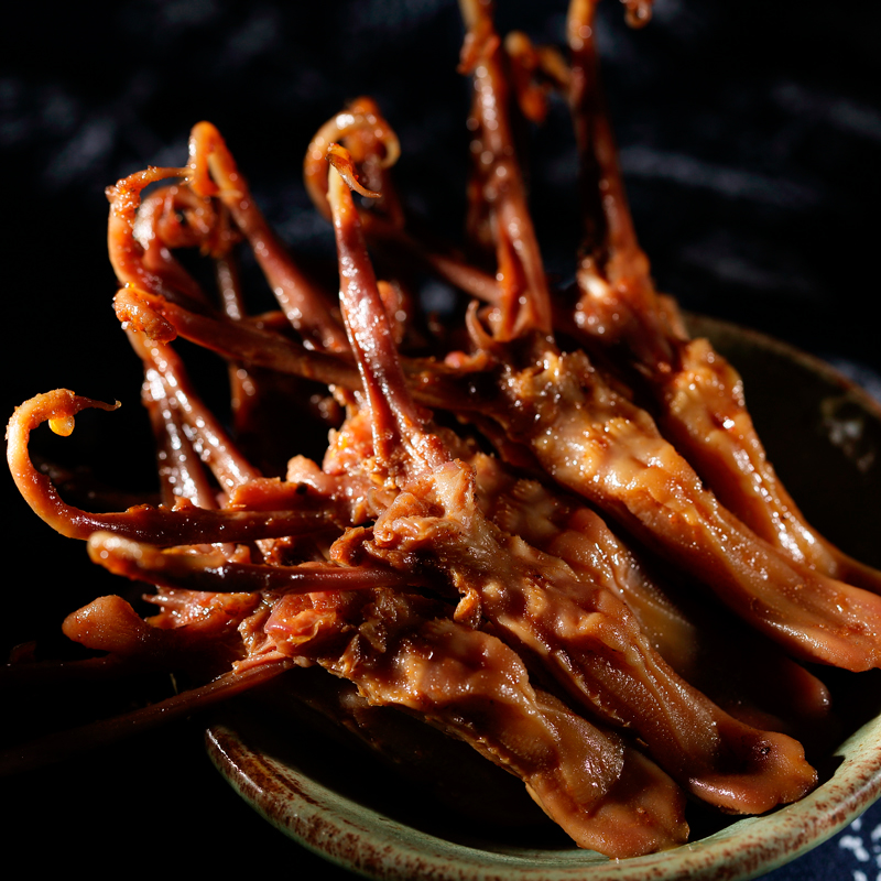 来伊份玲珑酱鸭舌108g卤味鸭肉零食鸭舌头肉类熟食零食小吃产品展示图3