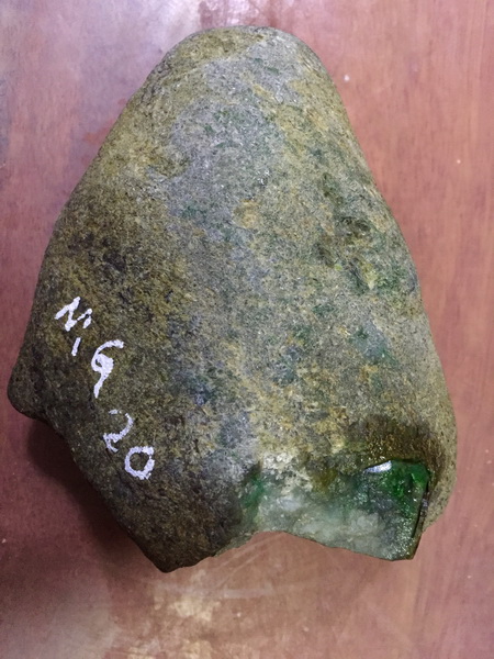 缅甸翡翠原石 赌石拍卖 莫湾基老坑黑雾纱擦口帝王绿