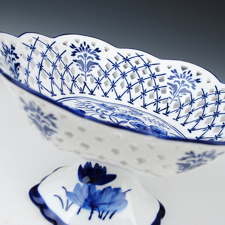 Jingdezhen blue and white Chinese ceramics hollow - out fruit sugar dry fruit basket fashion creative home furnishing articles in the living room