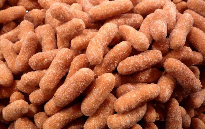 用糯米面加豆粉和面后在焖锅里蒸出来,放在石臼里用棒子捶,再擀成圆形