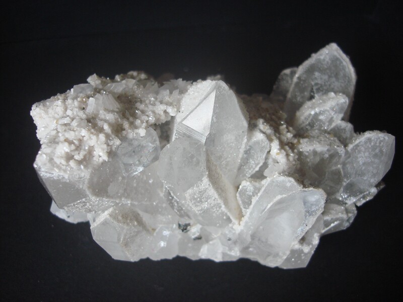 几小块灰色的毒砂,1厘米*1厘米大小的白色正方形萤石晶体,花瓣一样乳