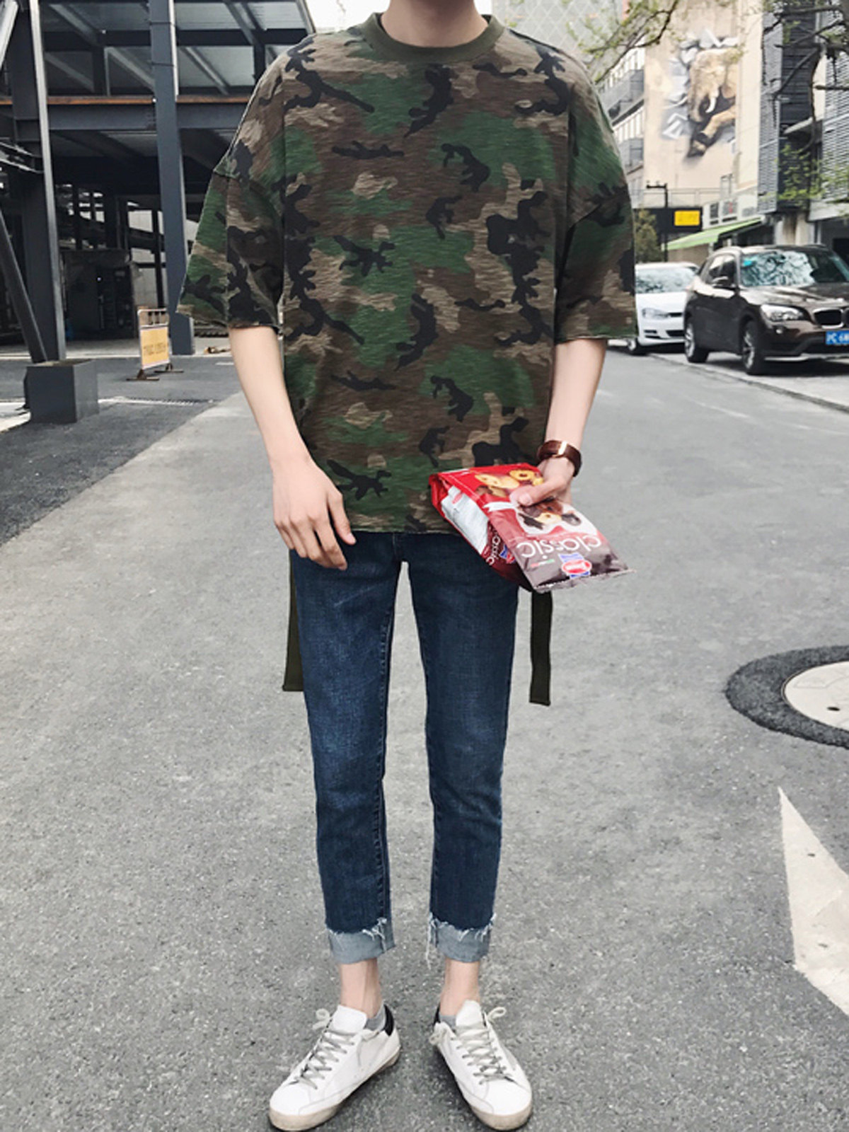 小编说:一款迷彩短袖t恤,前短后长开叉设计,亮点在面料,超舒服哦,搭配