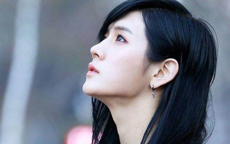 nuest的崔珉起也是男团"一枝花"的存在,出道起就用秀丽长发示人,秀气