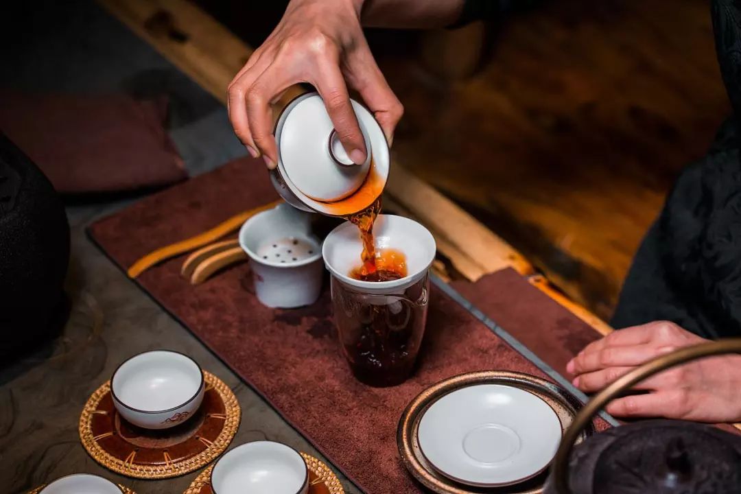 爱打扮(www.idaban.cn)，茶汤都是红色的，黑茶和红茶怎么分辨？32