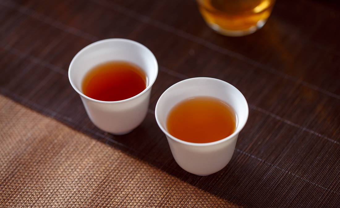 爱打扮(www.idaban.cn)，茶汤都是红色的，黑茶和红茶怎么分辨？10