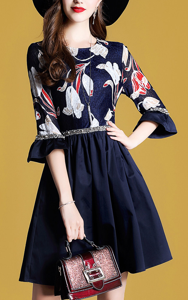 女装气质蕾丝连衣裙子七分喇叭袖a字裙10586a model shows模特展示