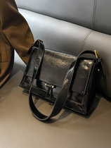 Hong Kong CKWU Furill Texture Bag Woman 2023 Fall and Winter New Retro Commuter Broadband Single Shoulder Slipper Bag