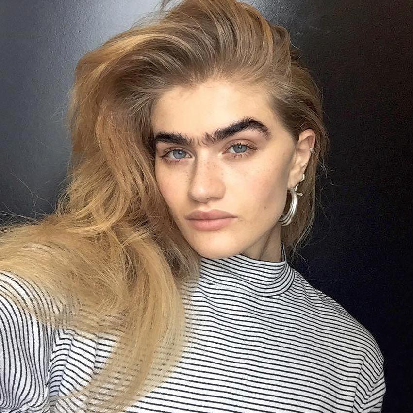 女子眉毛浓密连成一线,现实中长眉真人!