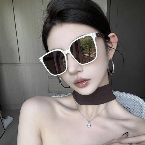 Retro white frame brown square sunglasses big fat round face slimming 2025 new high-end sun protection women's sunglasses
Retro white frame brown square sunglasses big fat round face slimming 2025 new high-end sun protection women's sunglasses